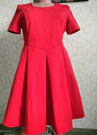 Винтажное красное платье в стиле 1970-х.