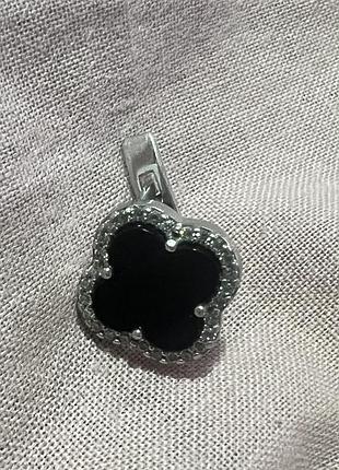 Срібна сережка конюшина з оніксом д.13mm