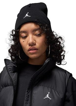 Мужская / женская шапка найк джордан оригинал nike jordan u peak beanie satn lined ess hj3224-010