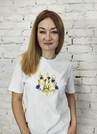 Жіноча футболка білого кольору вишивка тризуб волошка