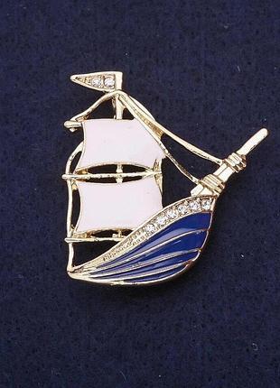 Брошь корабль золотистый металл и эмаль со стразами 37х40мм +-