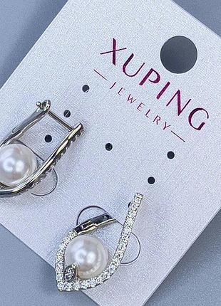 Серьги xuping родий с жемчужиной d-8 мм и белыми стразами l-24мм + -