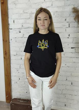 Жіноча футболка чорного кольору вишивка тризуб волошка