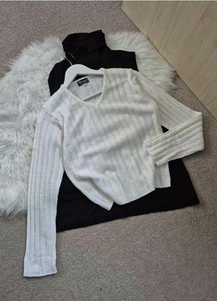 Жіночий білий джемпер