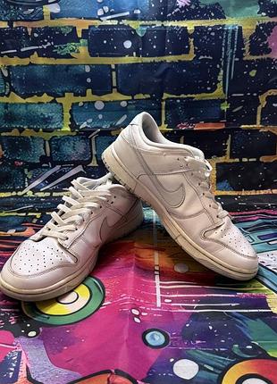 Оригінальні кросівки nike dunk low білого кольору.
