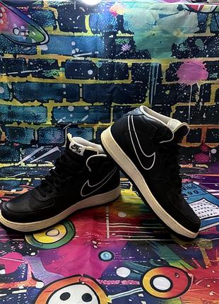 В наявності оригінальні кросівки nike air force 1 mid '07 чорного кольору.