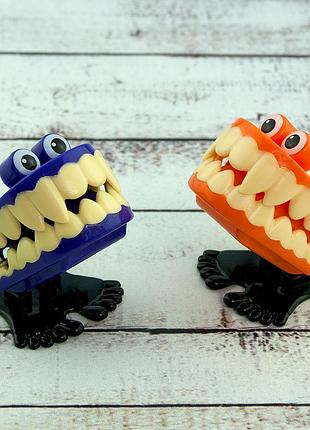 Заводна іграшка зуби