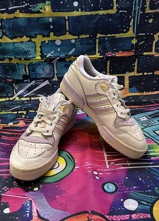 В наявності оригінальні кросівки adidas rivalry low білого кольору.