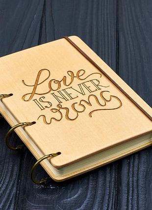 Блокнот деревянный а6 love is never wrong из натурального дерева на кольцах 60 листов. клён