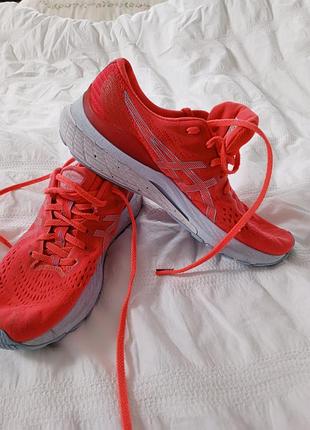 Asics кроссов в идеальном состоянии 
подходят для прогулок по городу, занятия в спортзалах
яркие, мягенький, дышащие
легкие в ходьбе