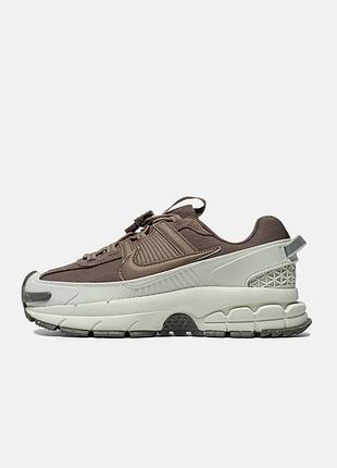 Женские кроссовки nike vomero roam beige
