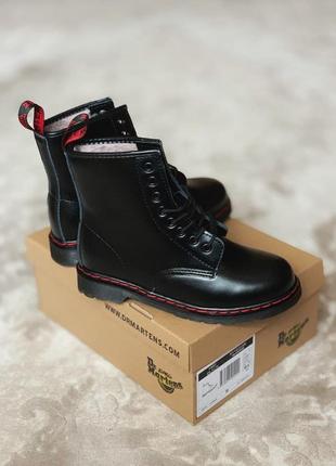 Женские ботинки dr martens 1460 black red1 фото