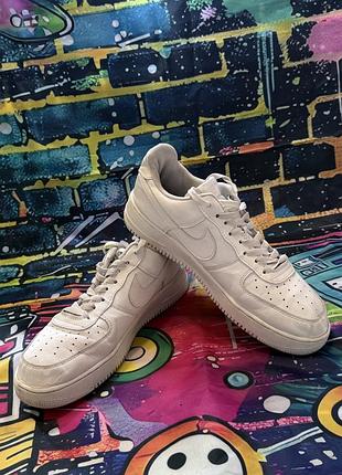 В наявності оригінальні кросівки nike air force 1 білого кольору.