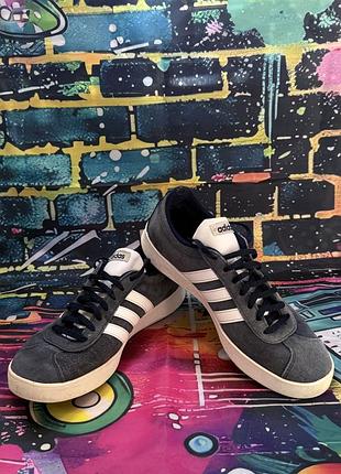 В наявності оригінальні кросівки adidas vl court 2.0 синього кольору.