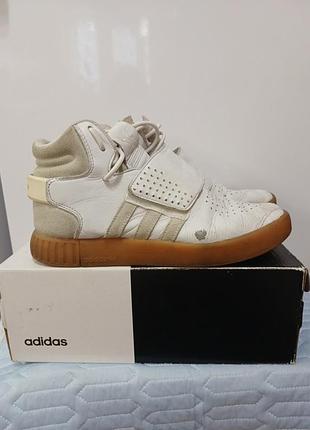 Чоловічі білі кросівки adidas tubular invader strap.