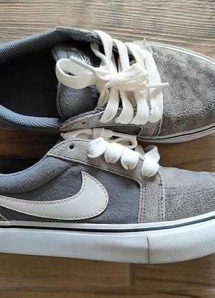 Серые женские кроссовки nike
