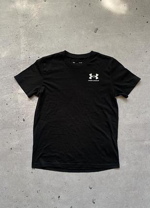 Жіноча чорна спортивна футболка under armour