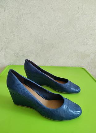 Женские кожаные туфли на танкетке от бренда soulier made in brazil