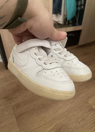 Білі базові кросівки nike