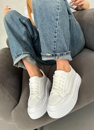 Білі шкіряні кеди vans