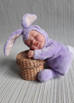 Коллекционная кукла anne geddes baby bunny в фиолетовом костюме зайчика 28см