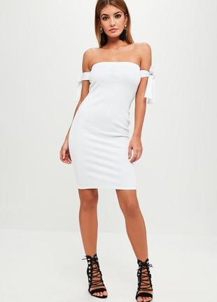 Белое моделирующее платье
