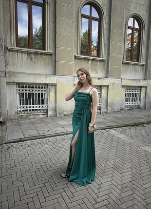 Ефектна смарагдова сукня з розрізом — ідеальна для особливого вечора🤩