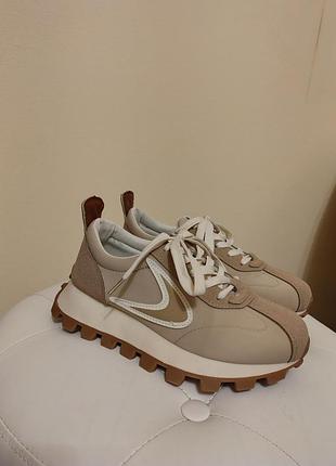 Кроссовки женские