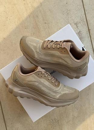 Alo yoga runner beige
оригінальна коробка
