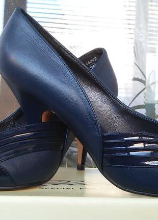 Витончені туфлі з лакованої вставкою 38 р