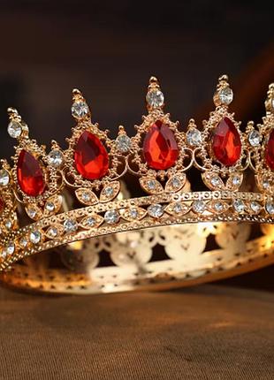 Золота металева корона з камінням. діаметр 12 см. висота 5 см.