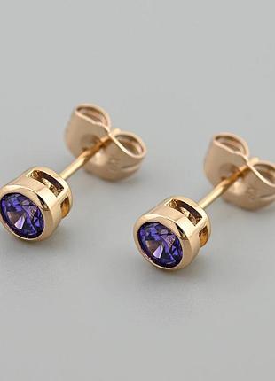 Серьги пусеты с фиолетовыми цирконами xp 18k. 0,6 см.