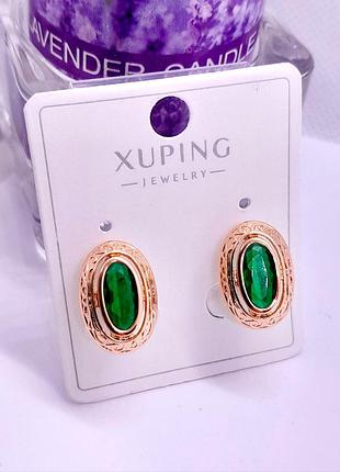 Серьги xuping 18k, с зелеными цирконами. 1,7 см.