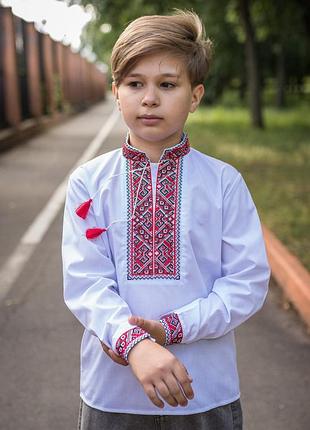 Вышитая рубашка для мальчика 5–12 лет, батист, белая, длинный рукав, натуральная вышивка ,122, белый с красным