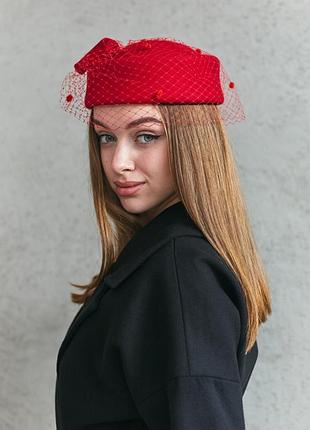 Фетровая шляпа таблетка с вуалью и бантом красная