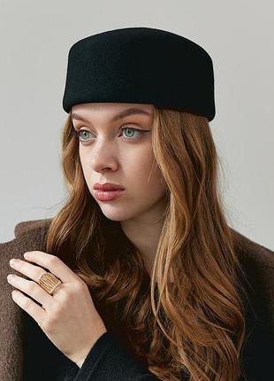 Жіночий капелюх таблетка з вовни minimal чорний