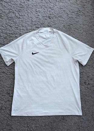Футболка nike vaporknit, состояние отличное, size xl, подмышки 60 длина 74, хорошо тянется, супер ветилируемая за счет перфорации