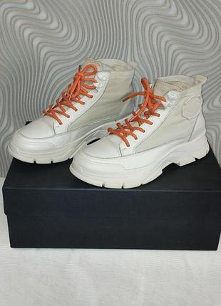 Стильні високі жіночі кеди palladium
