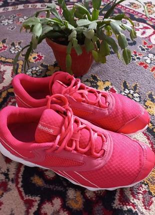 Кроссовки известного бренда reebok. женские.