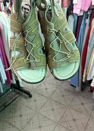 Шкіряні сандалі