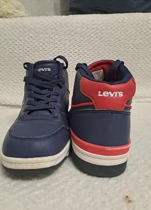 Високі кросівки levi's dereck mid у темно-синьому кольорі з червоними та білими акцентами.