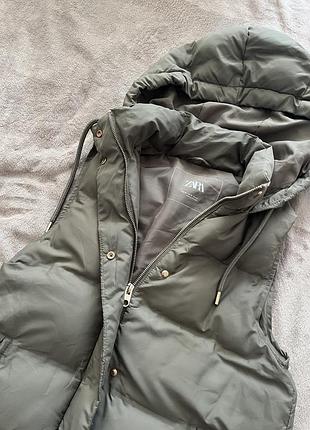 Довга жилетка zara з капюшоном, колір хакі, xs