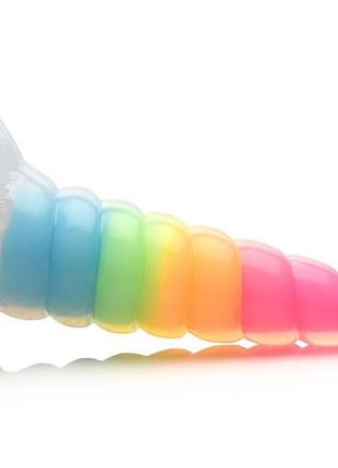 Фэнтезийный фаллоимитатор светящийся в темноте creature cocks luminescent rainbow silicone dildo, 19,6х5,2 см. 2