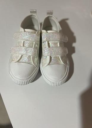 Дитячі кеди на дівчинку від primark,біленькі з блискітками,розмір 29 на устілку 18,5см.