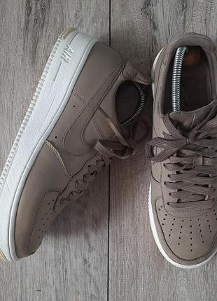 Кроссовки бренда nike