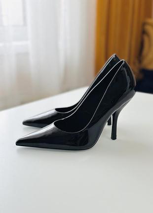 Чорні класичні лаконічні лаковані туфлі човники zara 38 розміру