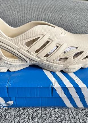 Adidas adifom для бігу з водонепроникним верхом.