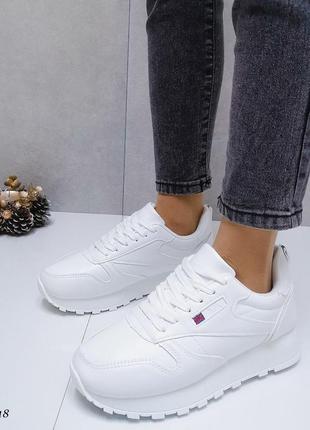 Білі стильні короткі зимові жіночі кросівки