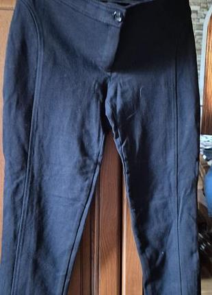 Джеггинсы или узкие брюки (legging-style pants) из плотного трикотажа.
