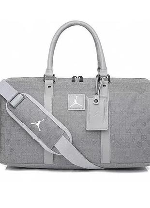 Спортивна сумка через плече jordan duffle monogram у сірому кольорі.